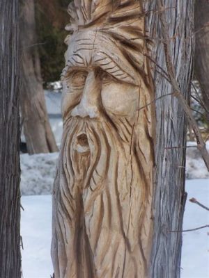  Guardian Spirit of the Grove -  Intricate Wood Carving and Powerful Symbolic Representation!