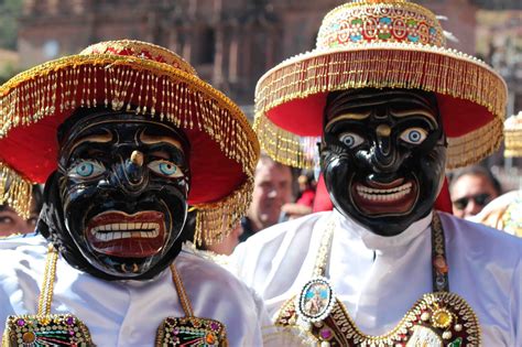 La Danza de las Máscaras - Un Vistazo Alucinante a la Vida Social Nigeriana del Siglo XIV