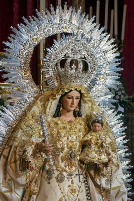 ¿La Virgen del Rosario? Un estudio en azul y dorado que nos invita a la contemplación