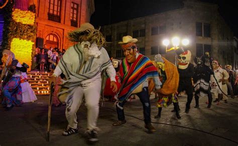   La danza de las almas: Una explosión de colores vibrantes en la antigua Gandhara